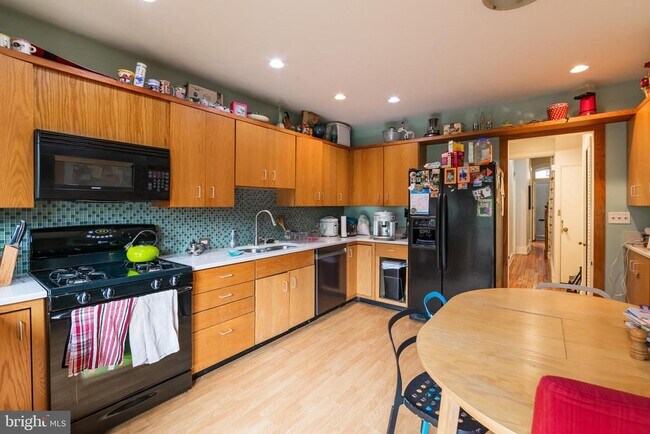 Building Photo - 206 S 43rd St