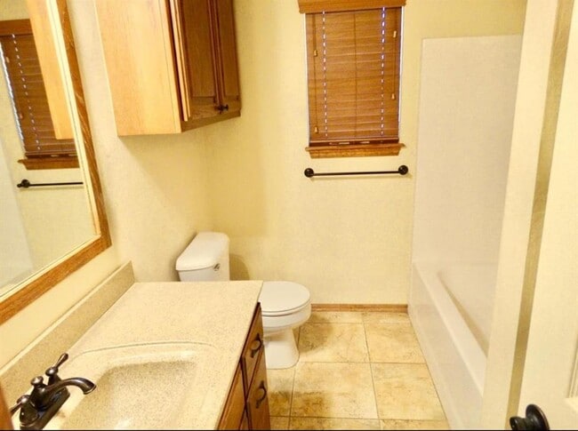 Building Photo - 566 W Alamo Ct Way