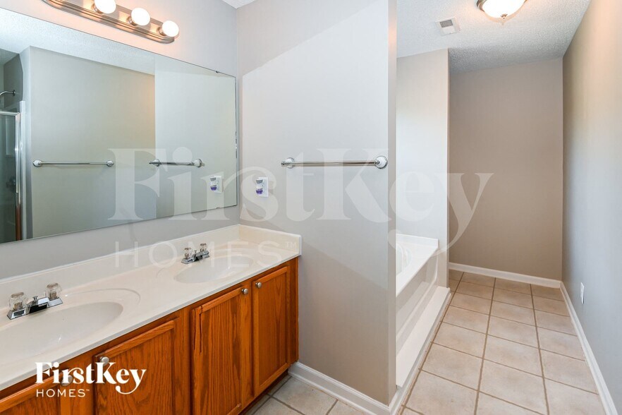 Building Photo - 8121 Chatham Oaks Dr