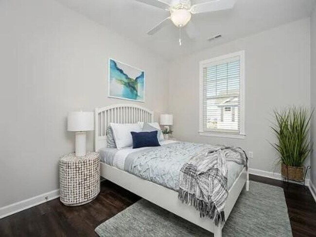 Building Photo - Spacious 3BR House 2 Blocks from the Beach