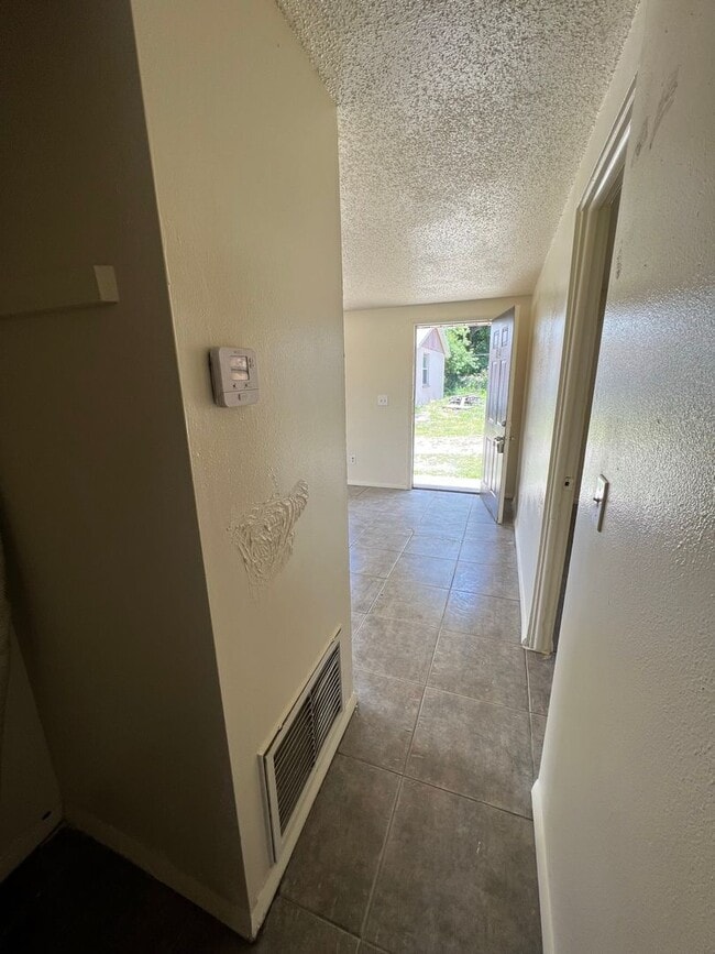 Building Photo - 2 bedroom 1 bath