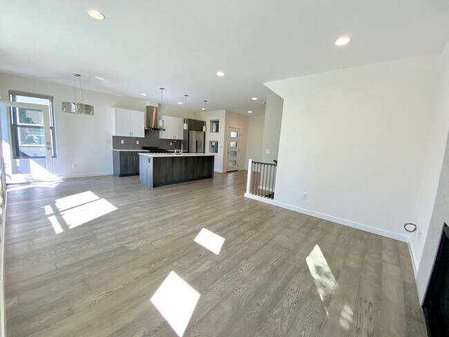 Building Photo - Stunning Home with Great Views