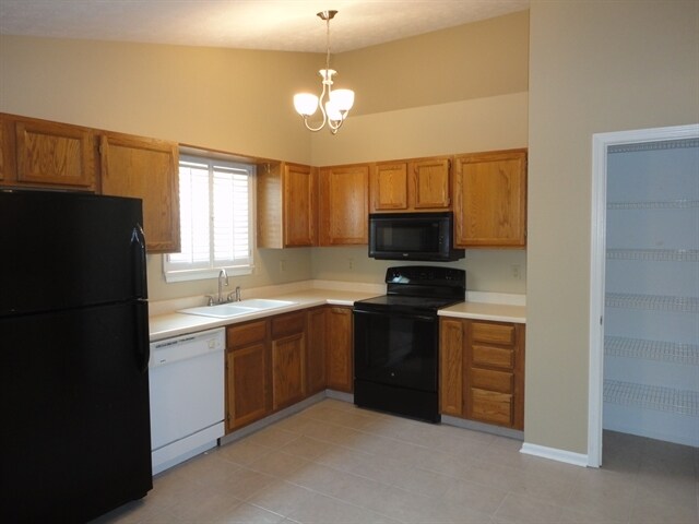 Building Photo - 7641 Blackthorn Ct