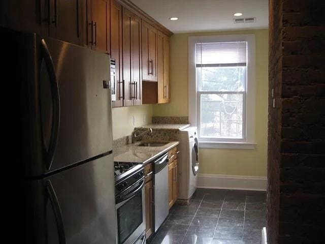 Building Photo - 253 5th St