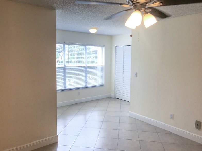 Den with Washer/Dryer Closet - 437 Vista Isles Dr