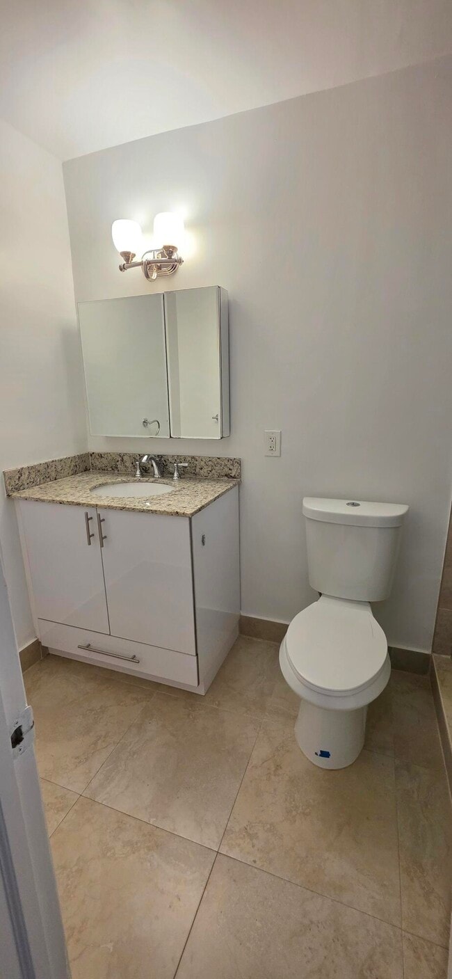 Building Photo - 560 NE 19th Ave