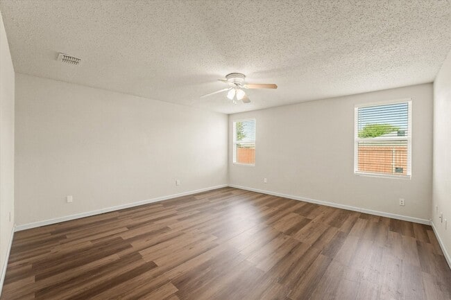 Building Photo - 2621 S Wavecrest Ct