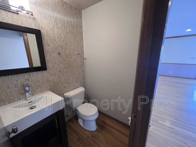 Building Photo - 3204 Chateau Ct