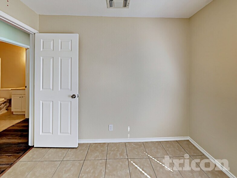 Building Photo - 8415 Glen Echo