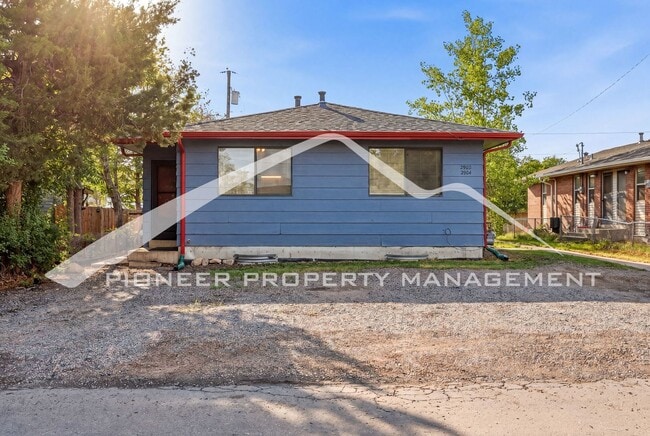 Building Photo - Charming 1/2 Duplex with Washer/Dryer!