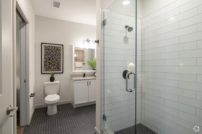 Figueredo - Bath - 1BR, 1BA - 644SF - Casa Marti
