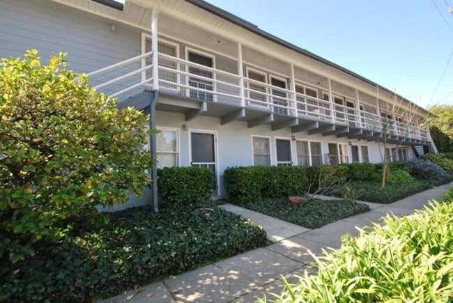 Building Photo - 106 Redwood Ave