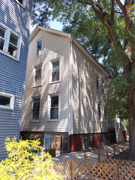Building Photo - 2301 N Leavitt St