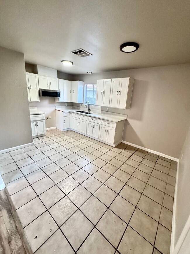 Building Photo - Enchanting Bakersfield property just 10 mi...