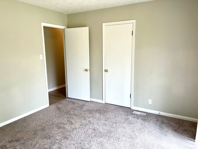 Building Photo - Welcome to this charming 4 bedroom, 2 bath...