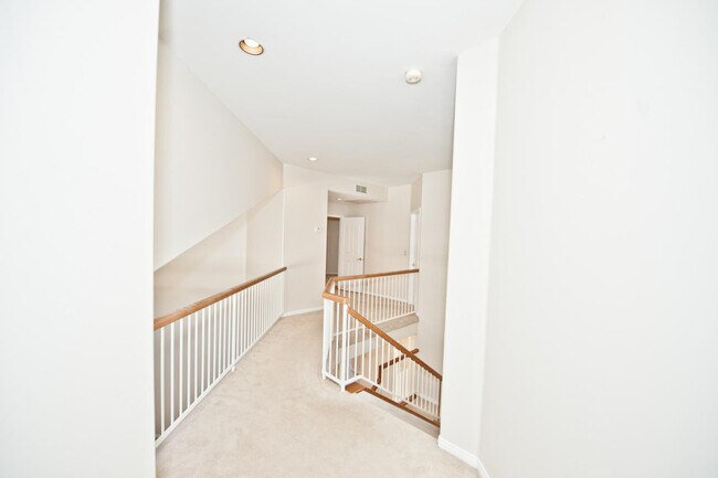 Building Photo - 2322 S Rogers Cir