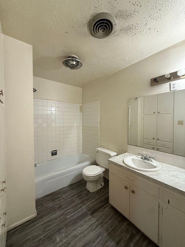 Building Photo - 2701-2701 Pagewood Ave