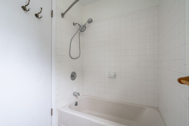 Building Photo - Spacious 3 Bedroom 1Bath Lower Duplex in P...