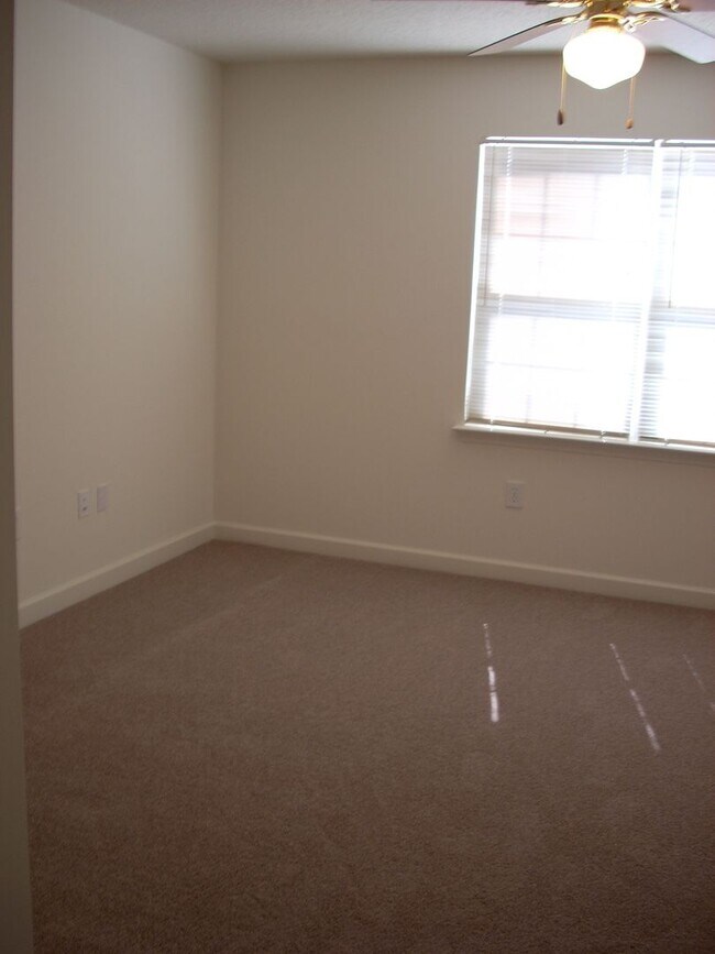 Building Photo - 1353SF 2BR 2.5BA 2 car garage