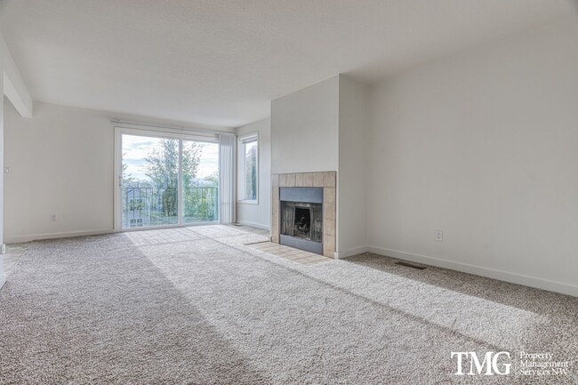 Building Photo - Spacious 4BR Townhome with AC, W/D, Garage...