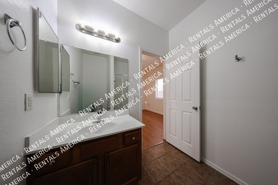 Building Photo - 1295 E Leaf Rd