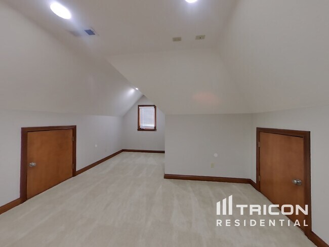 Building Photo - 6055 Fawnwood Dr