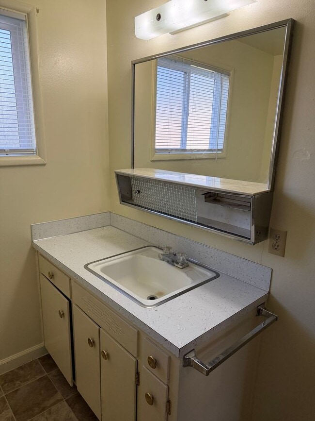 Building Photo - Nice single level 2 bedroom 1 bath house in Springfield!