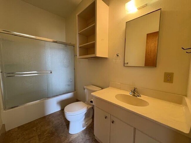 Building Photo - Arcata 3-Bedroom Victorian Apartment