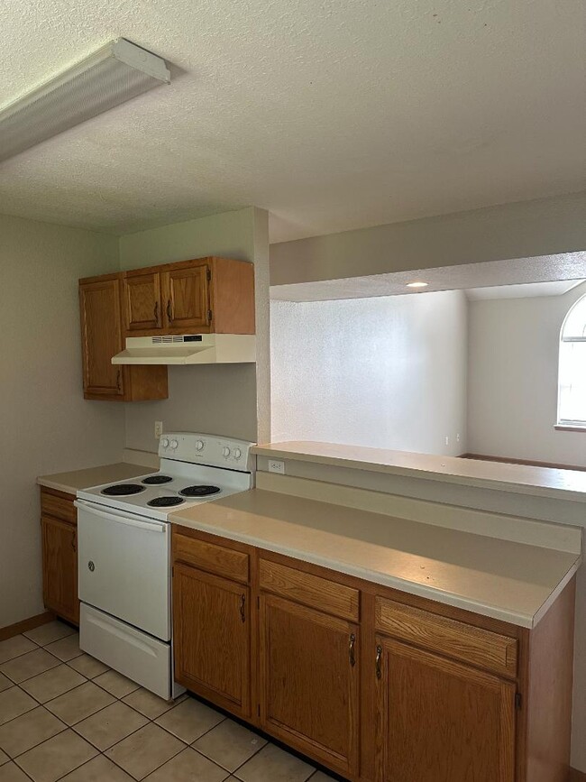 Building Photo - 202 S Woods Ct