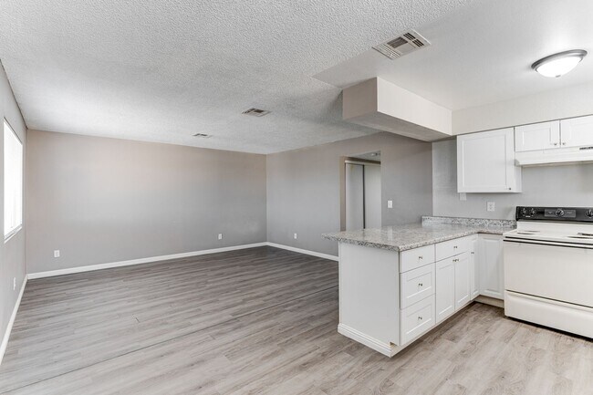 Building Photo - **MOVE IN SPECIAL! $500 OFF FIRST MONTH'S RENT!**