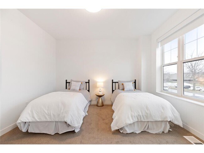 Building Photo - 366 Magnolia Ln