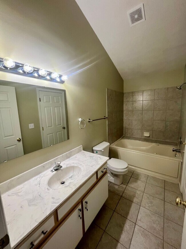 Building Photo - 1327 Carriage Ct