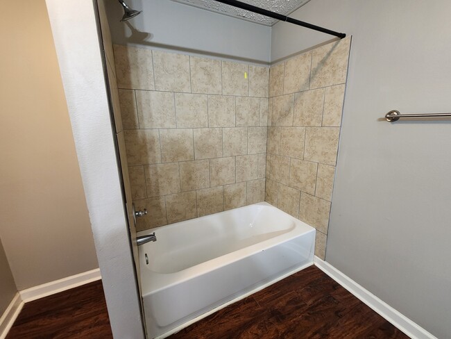 Master Tub/Shower - 13261 Hammack Rd