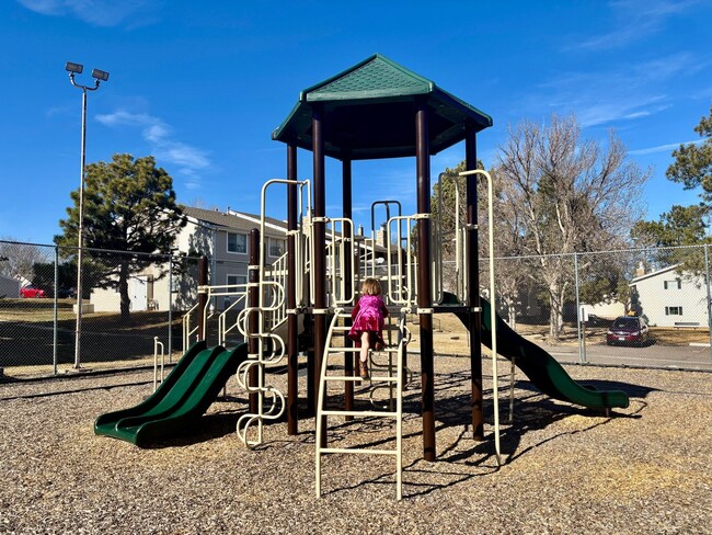 Building Photo - Updated 2 Bed/2 Bath Aurora Condo – Fireplace, Washer/Dryer, Community Perks!