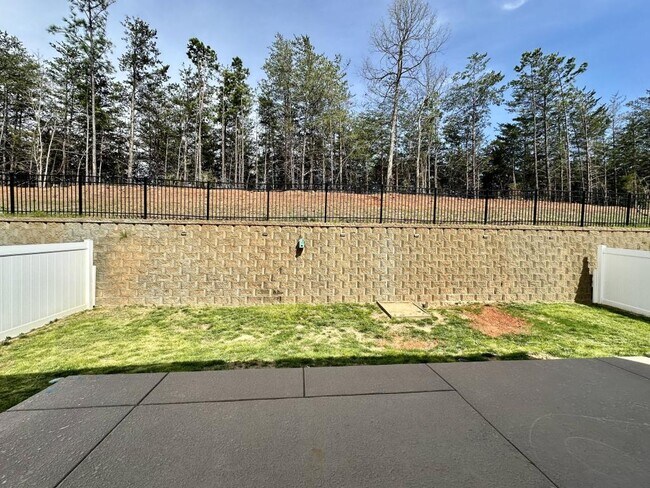 Building Photo - 1339 Mifflin Ln