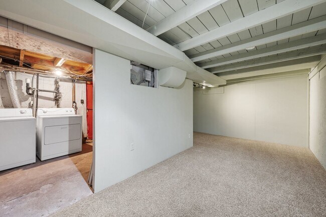 Building Photo - Sanders Beach home 3 bed 2 bath with second living room