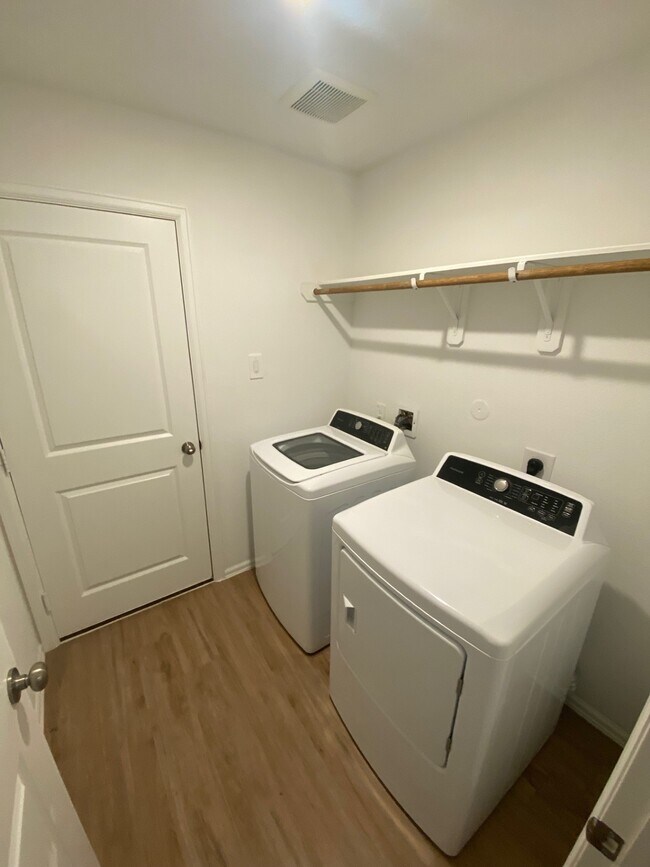 Building Photo - 1411 Las Cuevas Dr