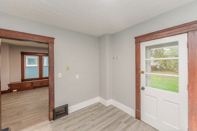 Building Photo - 1038 W 11th St