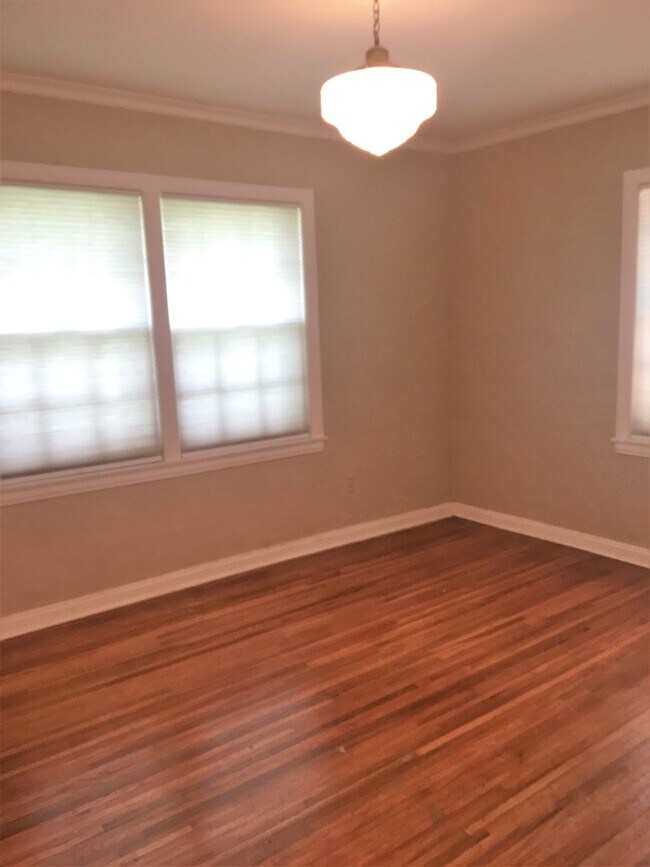 Building Photo - 3 bed 2 bath Riverside Home