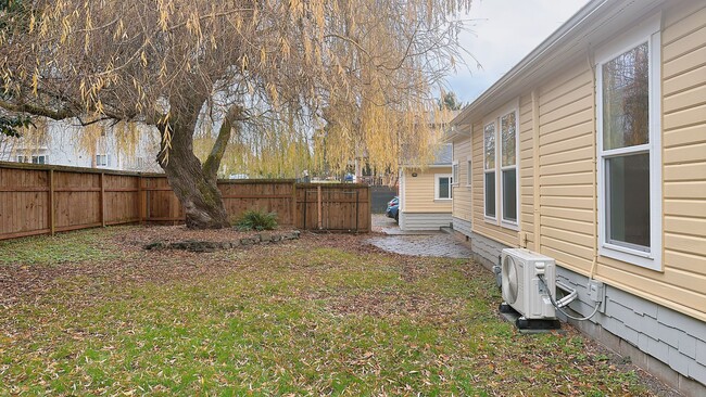 Building Photo - Available early Jan! Newly updated 4 bdrm/...