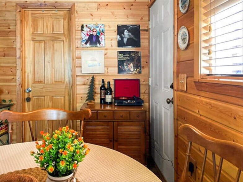 Building Photo - 321 Paradise Dr