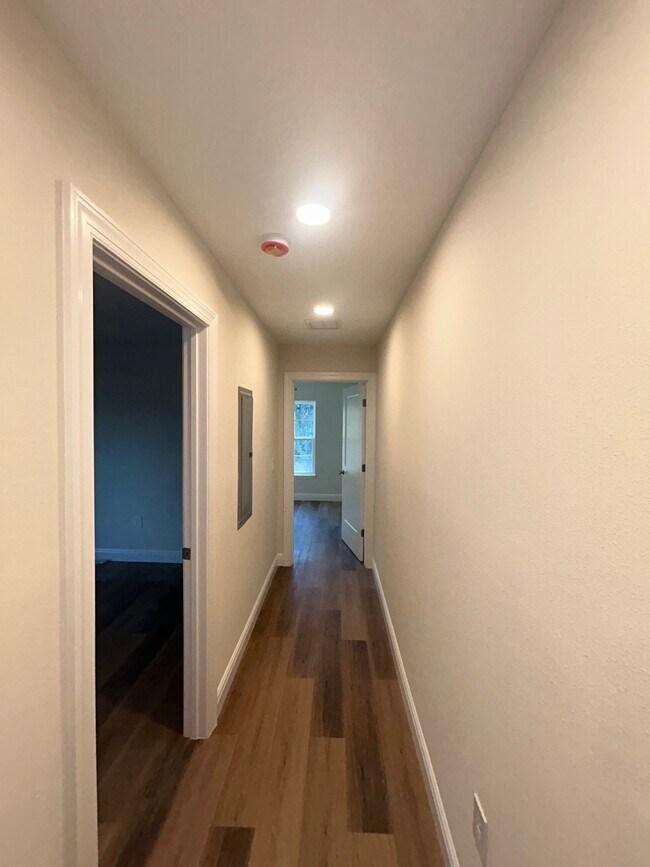 Building Photo - 206 W Fox St