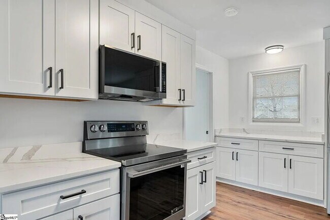 Building Photo - 300 Woodlake Rd