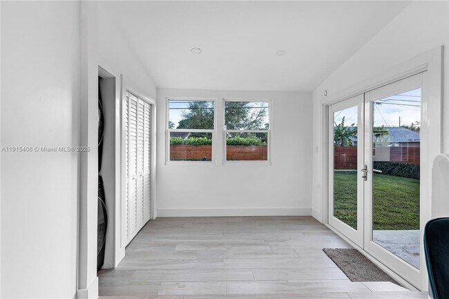 Building Photo - 6860 SW 37th St