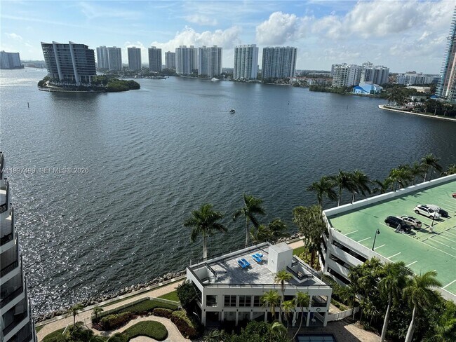 Building Photo - 3600 Mystic Pointe Dr