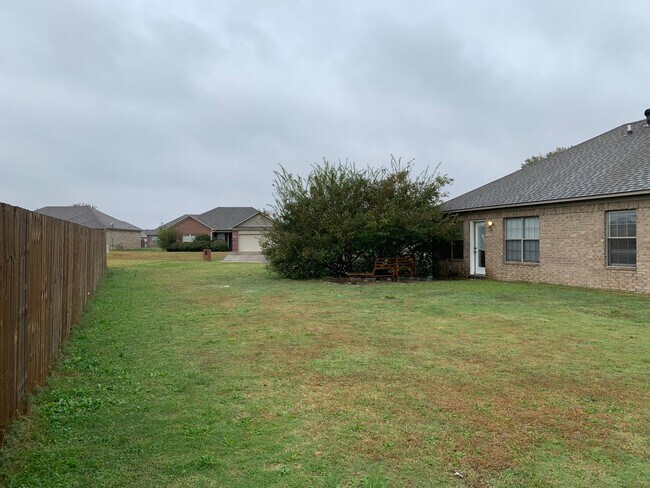 Building Photo - 2413 Versailles Dr