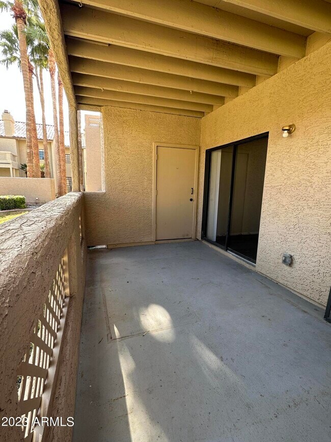 Building Photo - 930 N Mesa Dr