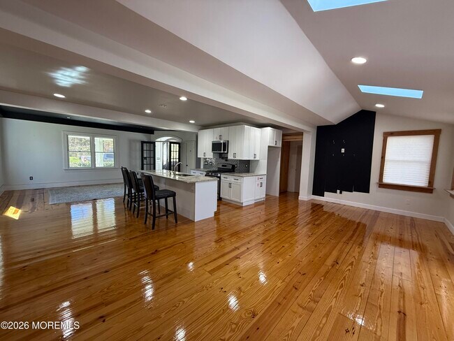 Building Photo - 605 Farrelly Ave