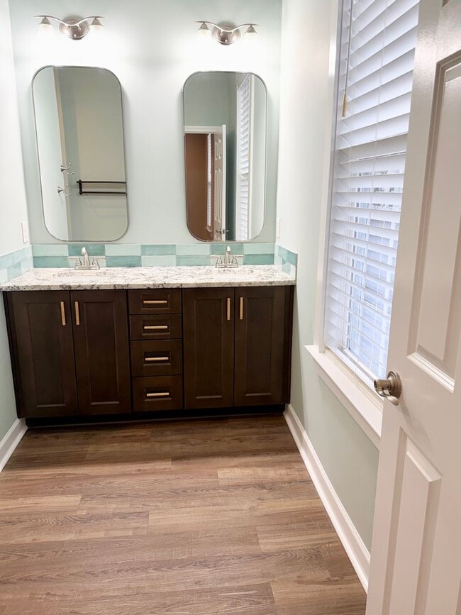 Building Photo - Upscale Townhome in Market Common! MOVE-IN READY!