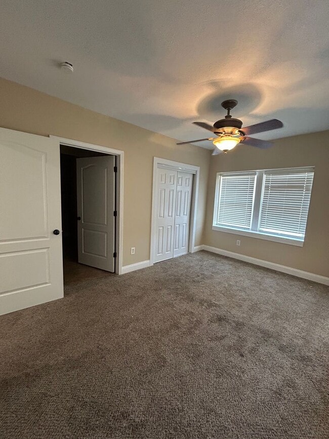 Building Photo - Upstairs 3 Bedroom Duplex Unit